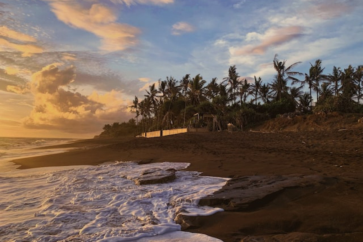 Gak Banyak yang Tahu! 5 Wisata Pantai di Probolinggo Jawa Timur Mirip Tanah Lot Bali!