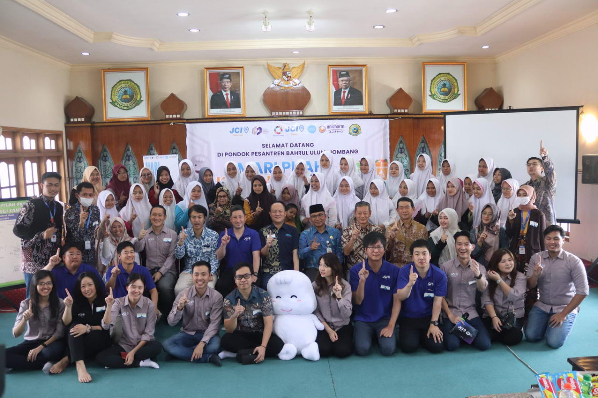 Unicharm dan JCI Berikan Edukasi Pentingnya Memilah Sampah di Ponpes Bahrul Ulum, Jombang