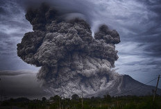 Gunung Semeru Naikkan Level Siaga III, Hujan Abu hingga Awan Panas Mulai Datangi Pemukiman Warga, Cek Bahaya dan Penyebabnya Disini